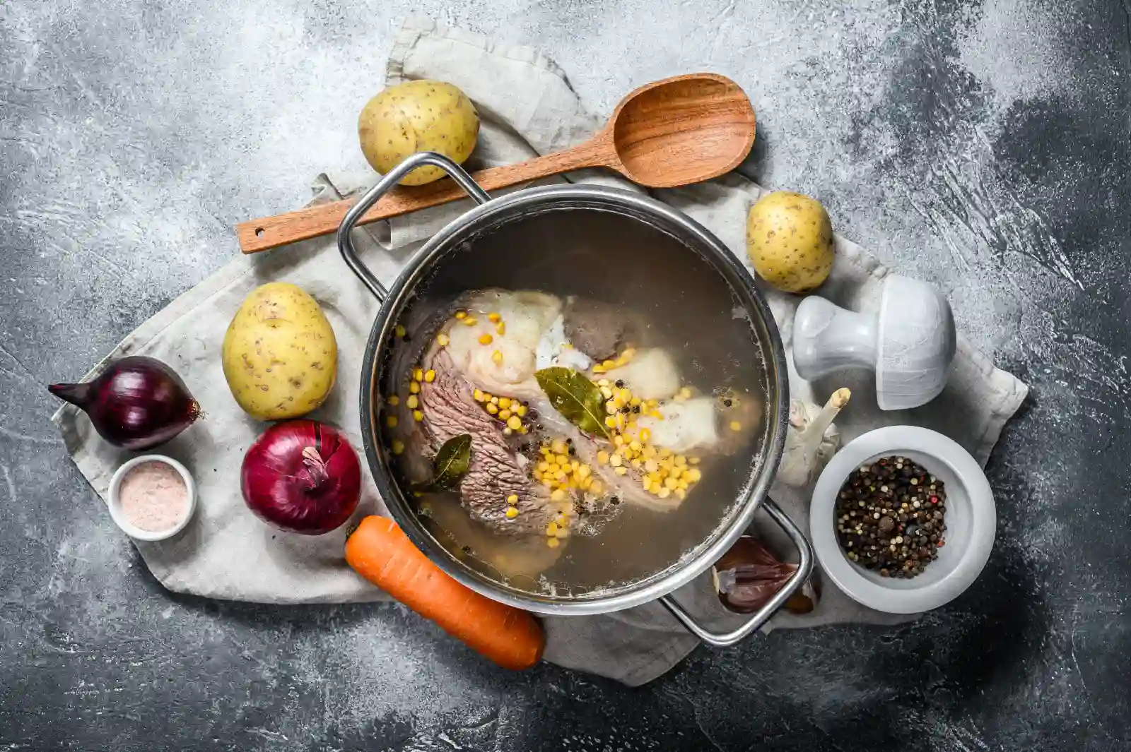 Pot-au-feu : bouillon, viandes, légumes et restes du lendemain